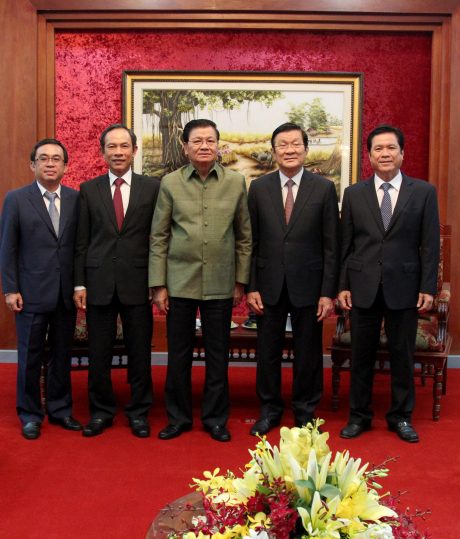 Khuyến khích người dân Lào gắn bó lâu dài với ngành cao su